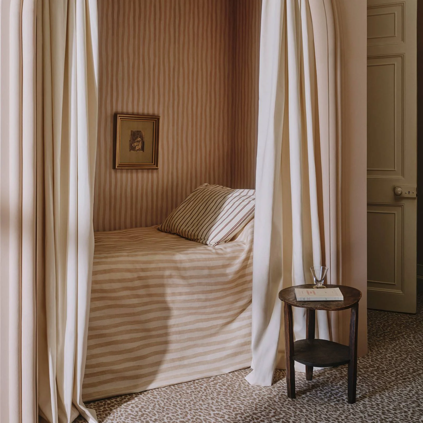 ARTIST'S STRIPE Wallpaper - Alabaster - Image 3