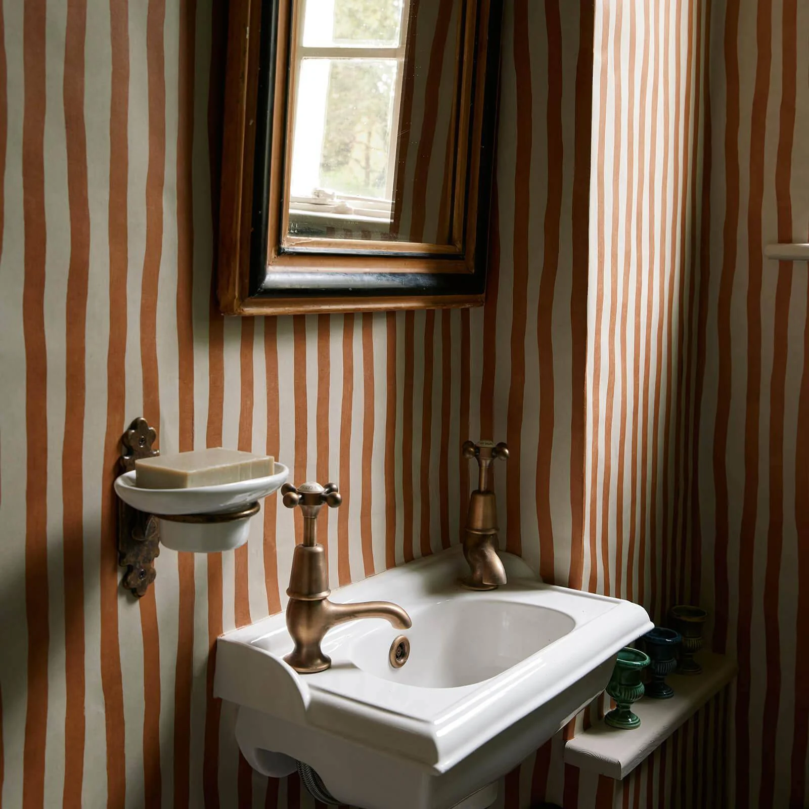 ARTIST'S STRIPE Wallpaper - Amber - Image 3