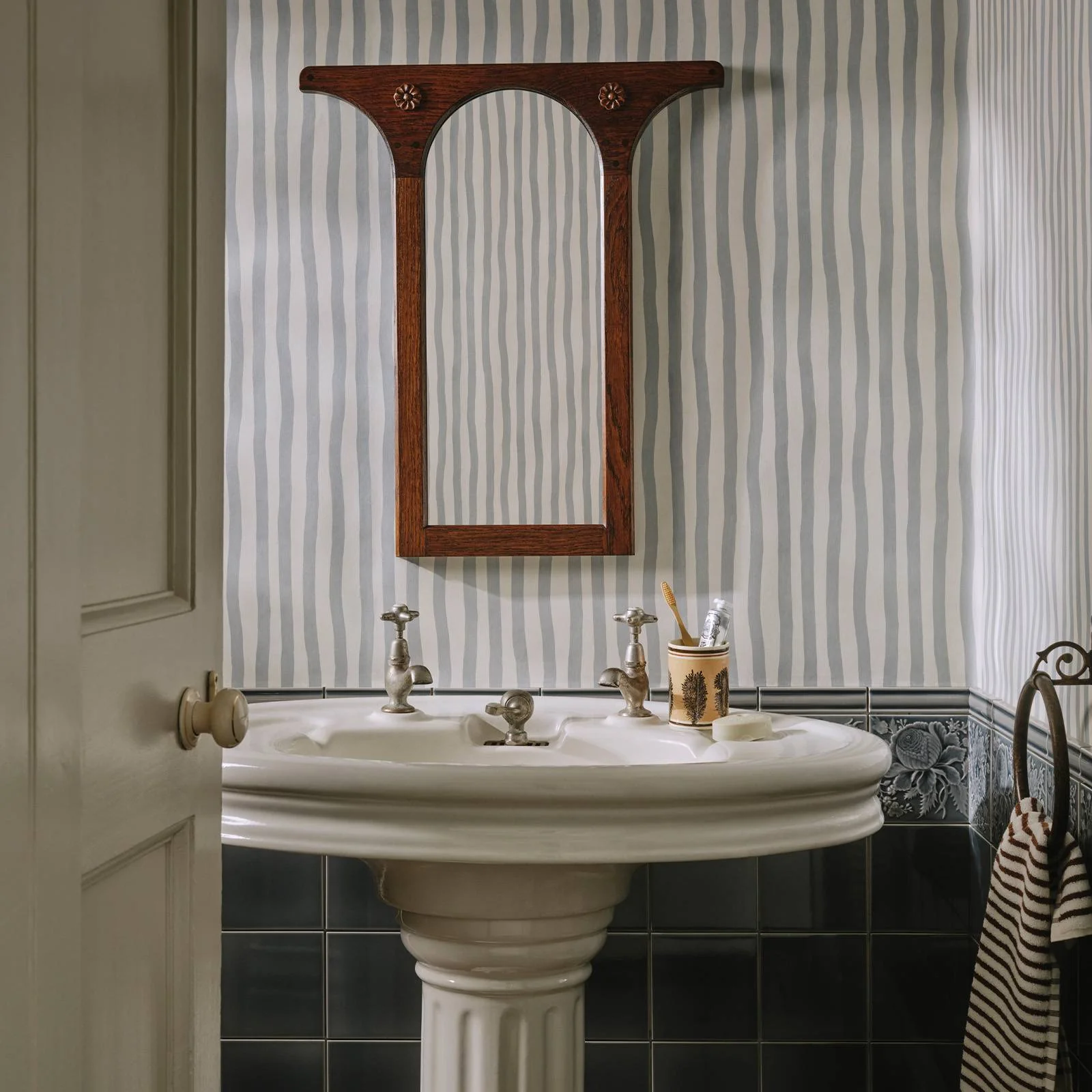 ARTIST'S STRIPE Wallpaper - Byzantine & Narcissus - Image 3