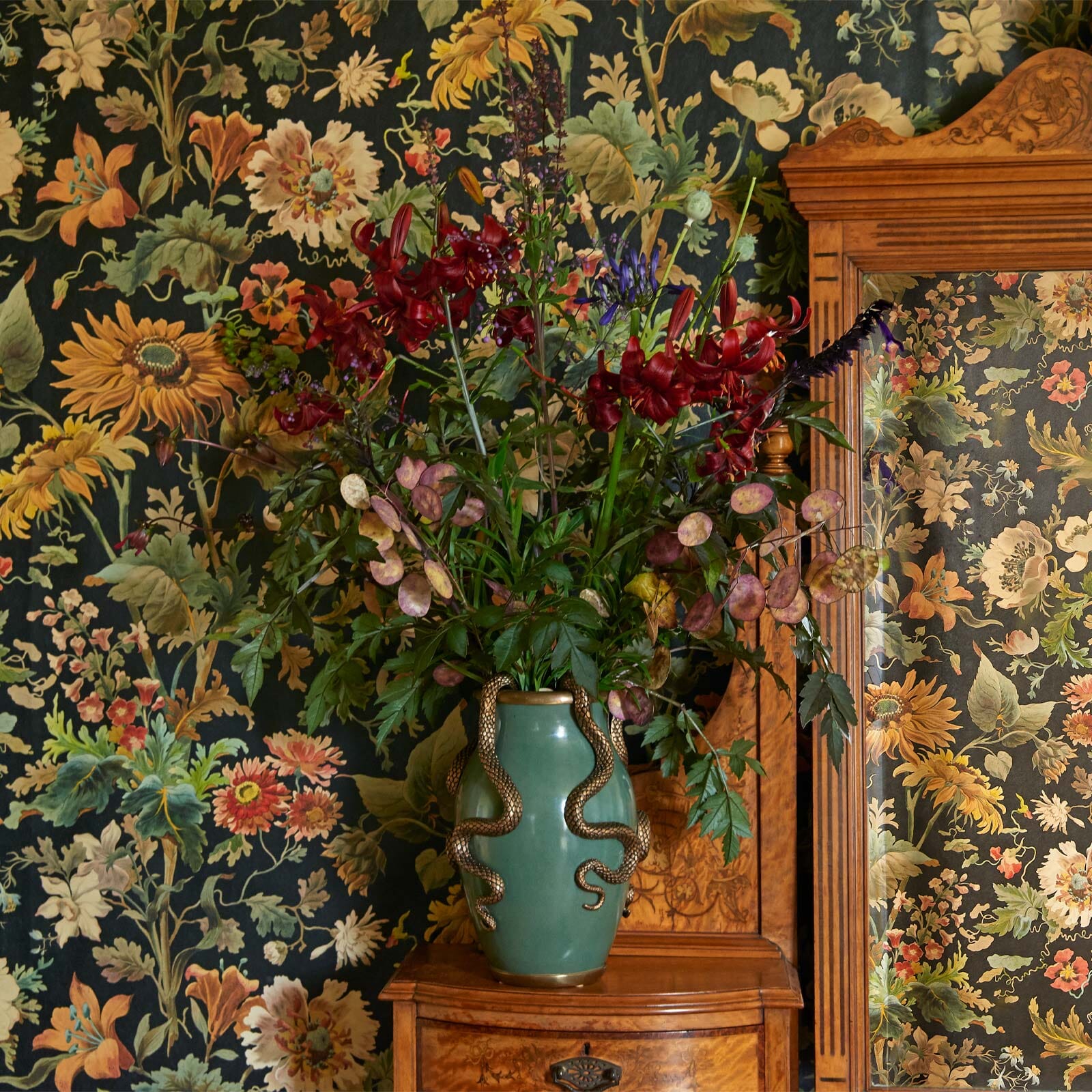 SERPENTIS Vase - Eucalyptus & Brass - Image 3