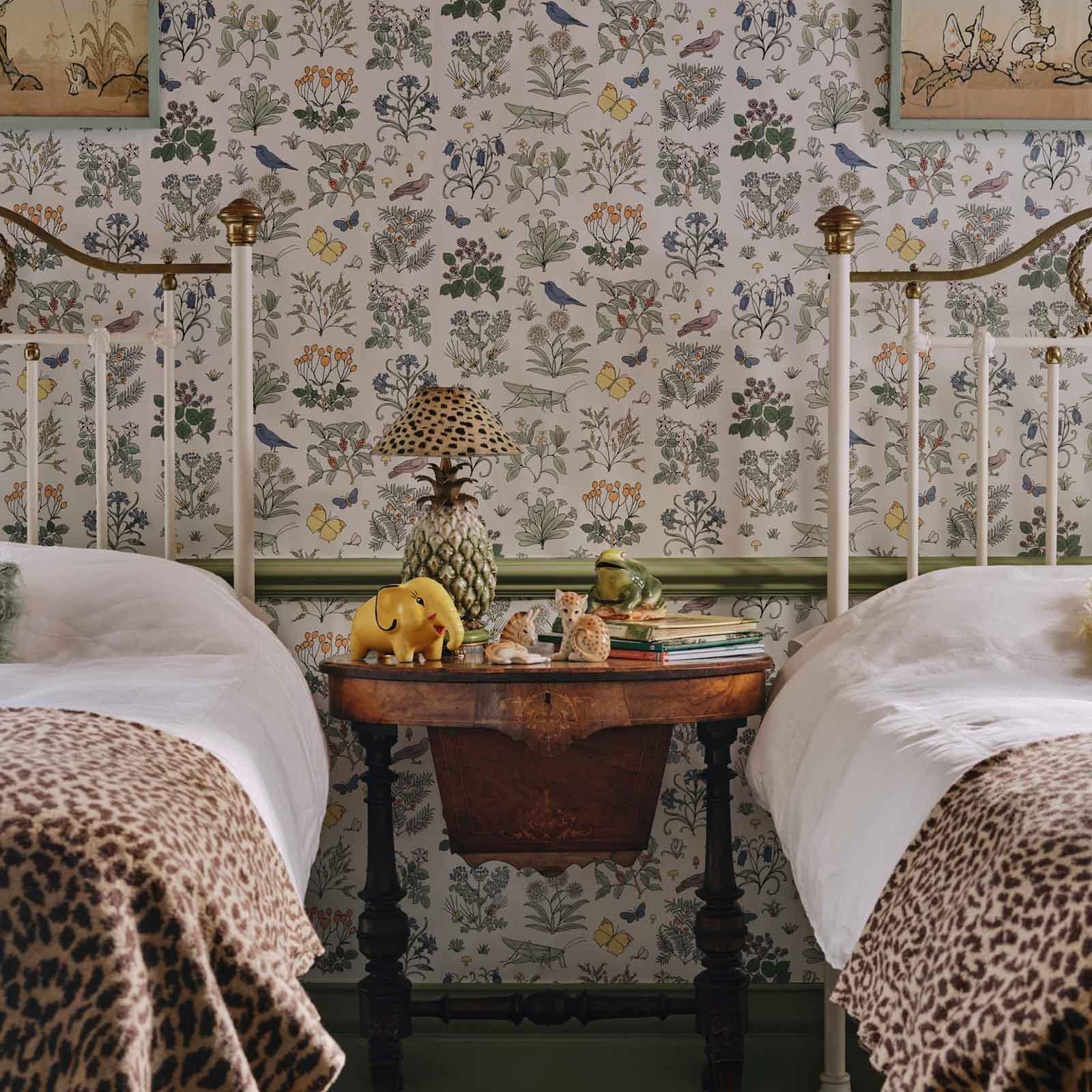 VOYSEY'S GARDEN MAGNA Wallpaper - Off White - Image 3